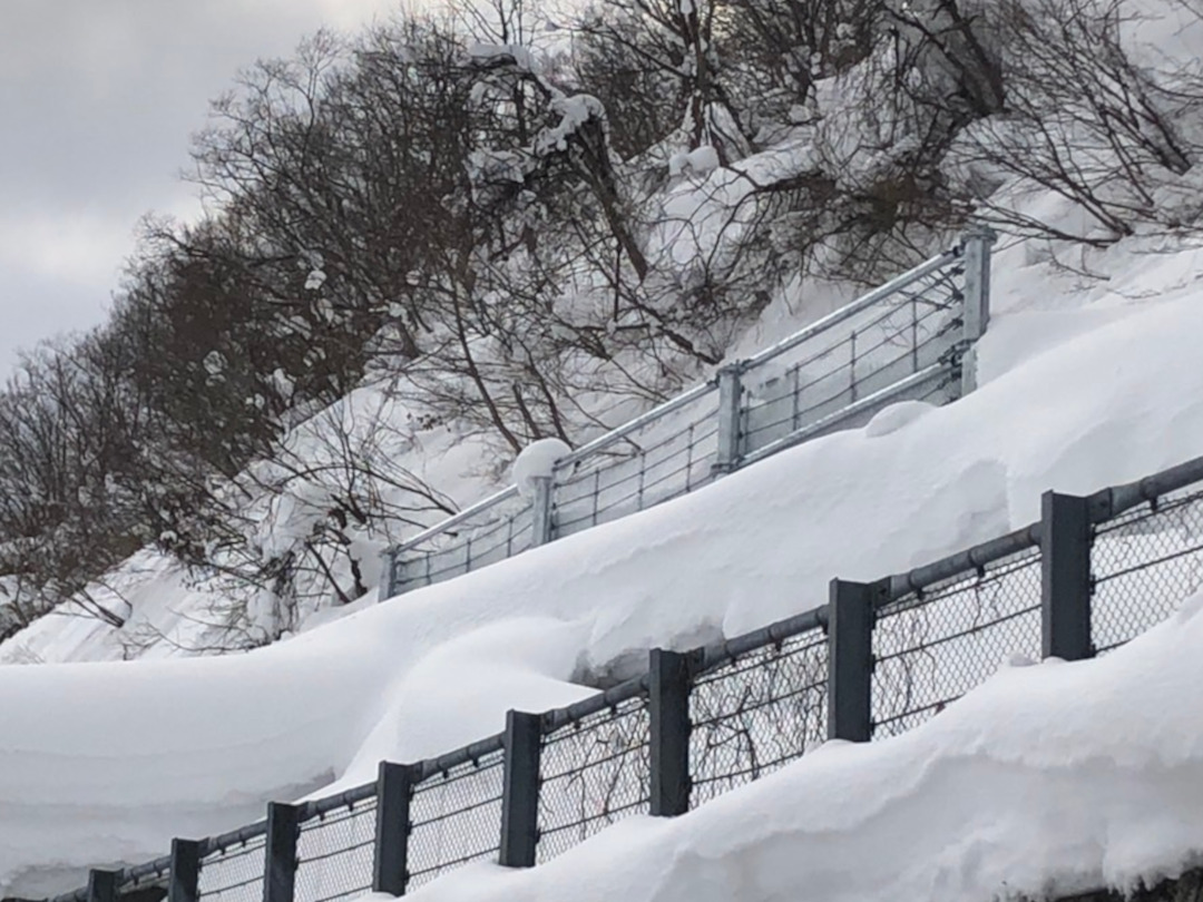 令和3年度雪に強いみちづくり事業(自然災)主要地方道米沢飯豊線雪崩防護柵設置工事