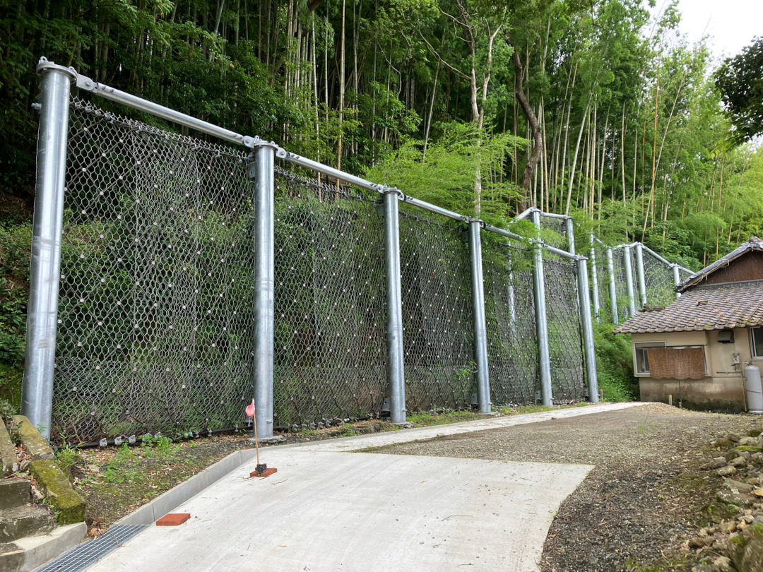 女山(2)地区急傾斜地崩壊対策落石防護柵設置工事