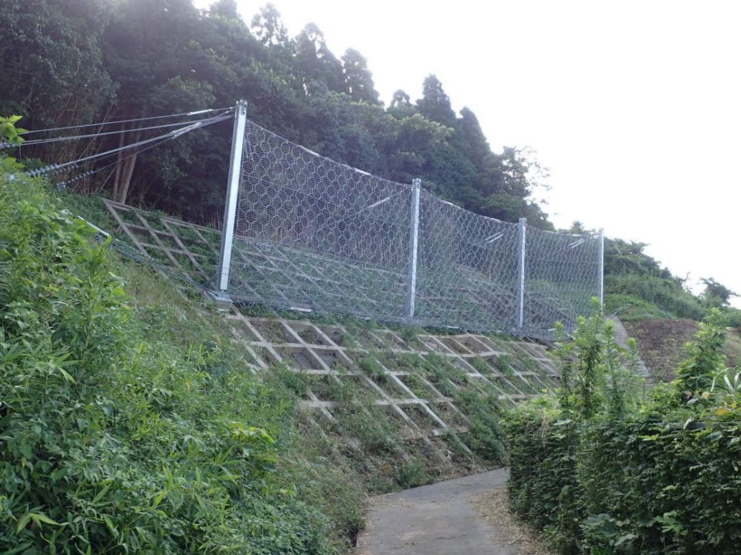 法枠と併用して設置もできます。