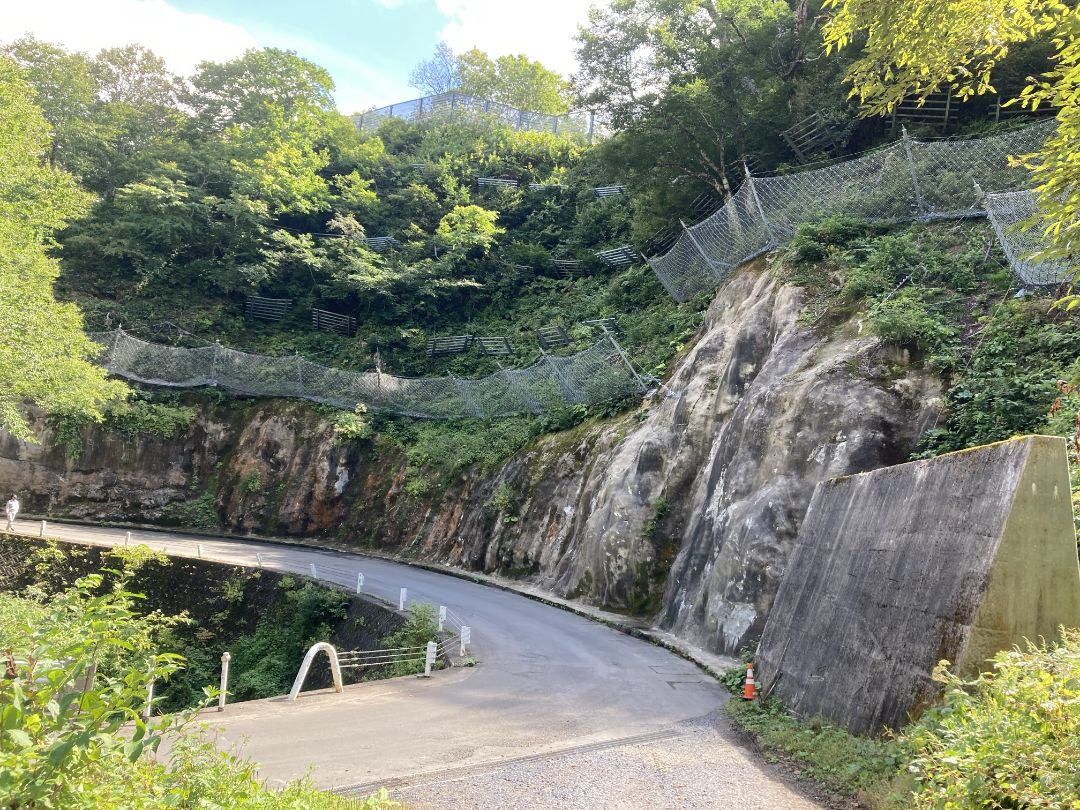 傾斜や凹凸のある斜面にも対応できます。