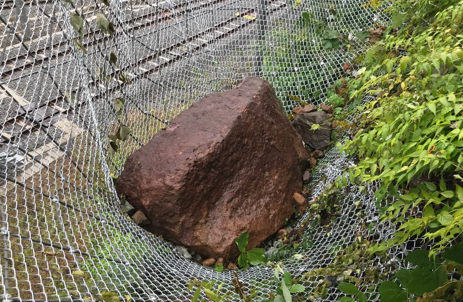 繰り返しの落石捕捉が可能なため、落石が多い現場にも適しています。